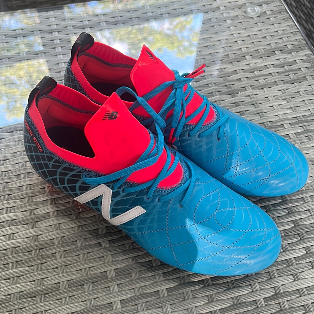 NWOT Men's kinetic stitch Diamond Soccer Cleats. size 9.5 M